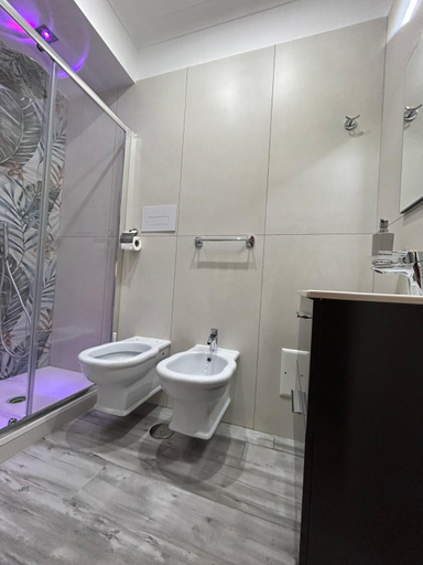 Bathroom 2, Skycity B&B, Napoli