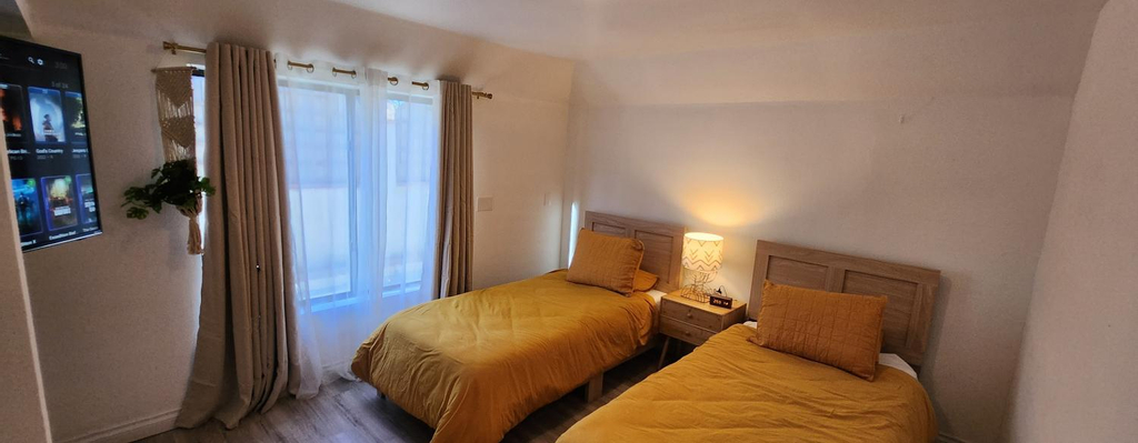 Gated Mountain Villa w/ Private Garage and King Bed, Riverside