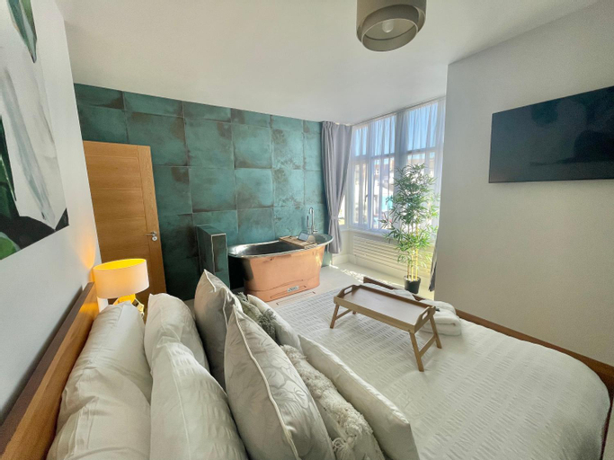 Others 3, The Alice Apartment - by Coastline Retreats - Stunning Balcony Apartment with Sea Views - Alice in W, Bournemouth