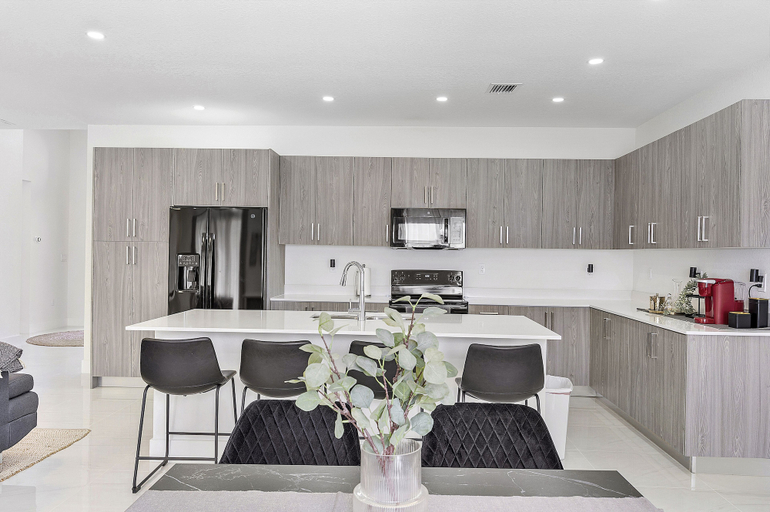 Others 5, Avi Lux Stay III, Miami-Dade
