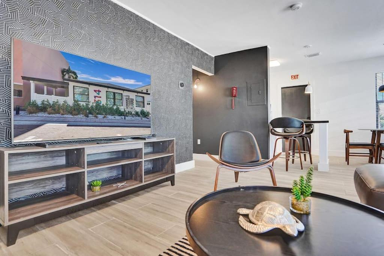 Food & Drinks, Hollywood Apartments Host by BeeNomad, Broward