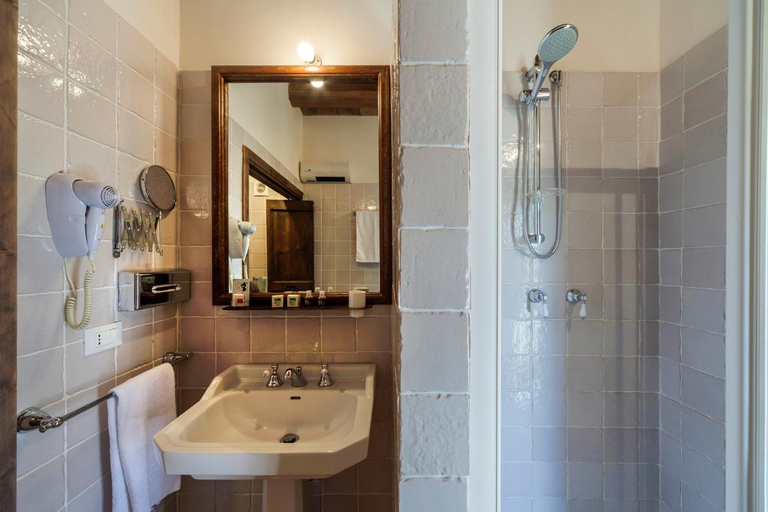 Bathroom 3, Masseria Fortificata Lo Zafferaneto, Syracuse