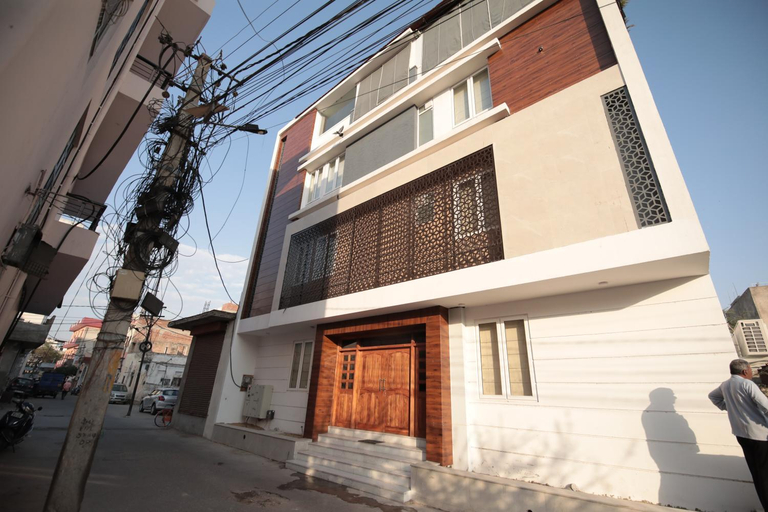 Exterior & Views
