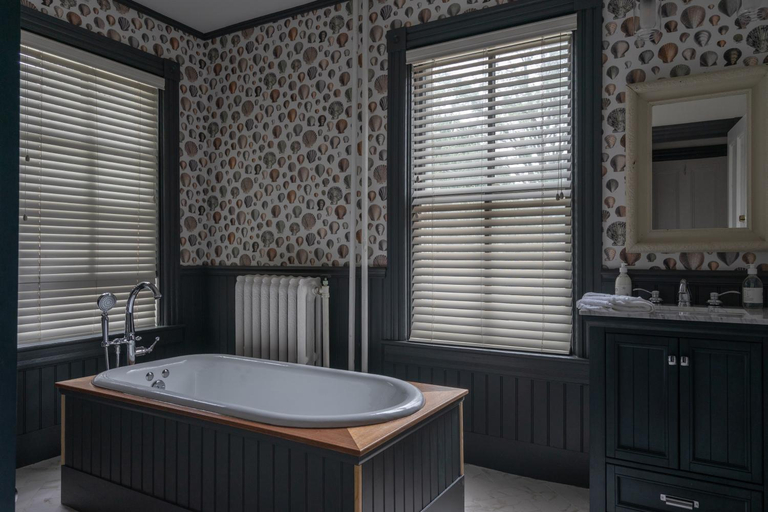 Bathroom 2, Chart House Inn, Newport