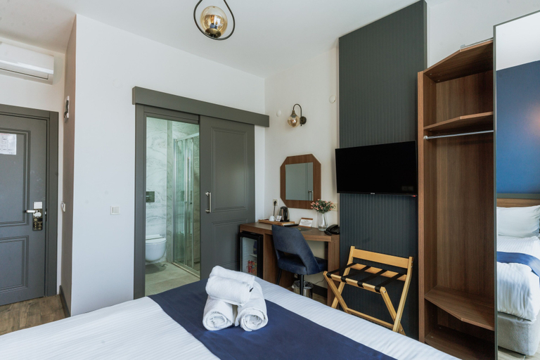 Bedroom 4, The Rest Port Hotel, Merkez