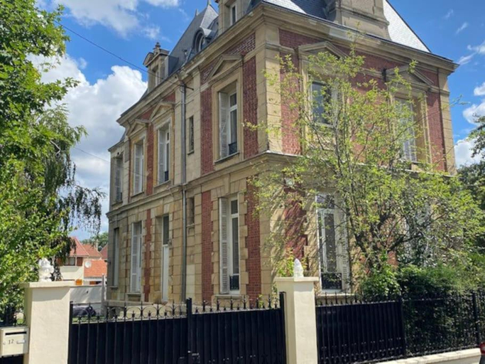 Exterior view, Bed & Breakfast a 20mn direct St Lazare en Train, Val-d'Oise