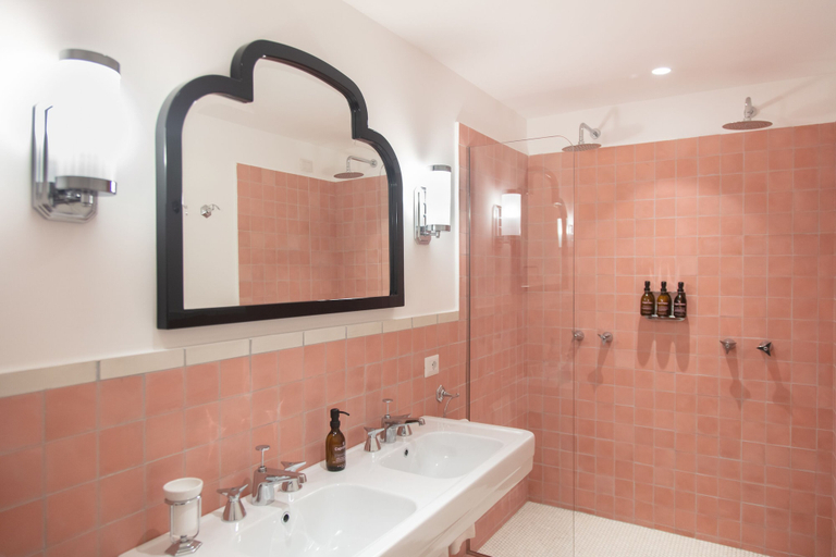 Bathroom 5, Il Capri Hotel, Napoli