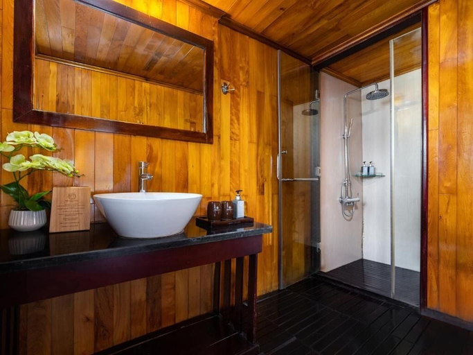 Bathroom 2, La Paci Cruises, Cát Hải