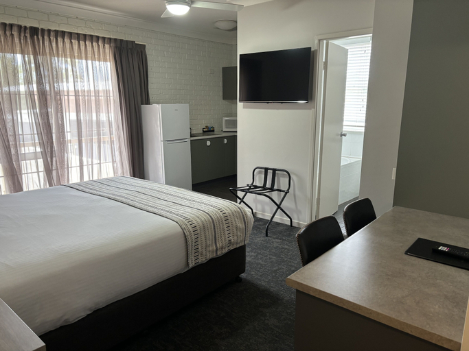 Bedroom 3, Hamilton's Henry Parkes Motor Inn, Parkes, Parkes