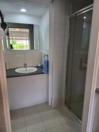 Bathroom 3, Peterborough Motel, Peterborough
