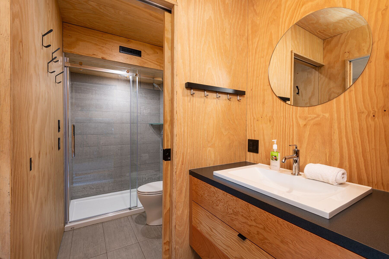 Bathroom 4, Les Refuges, Charlevoix