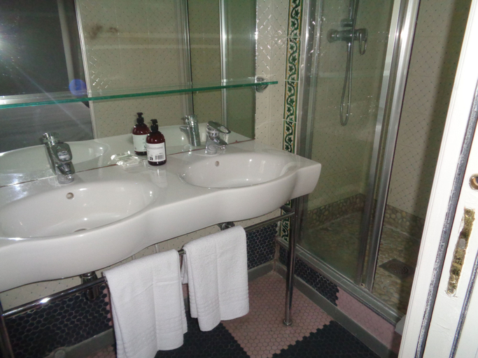 Bathroom 4, Hôtel les Degrés de Notre Dame, Paris