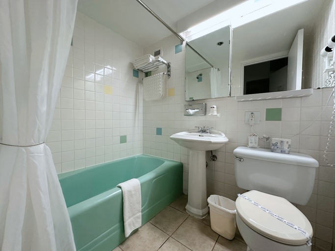 Bathroom 2, Hotel La Caravelle, Manicouagan