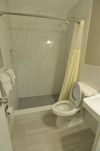Bathroom 3, Deluxe Inn, Flagler