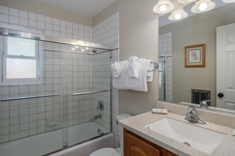 Bathroom, Yosemite Hideaway A, Mariposa