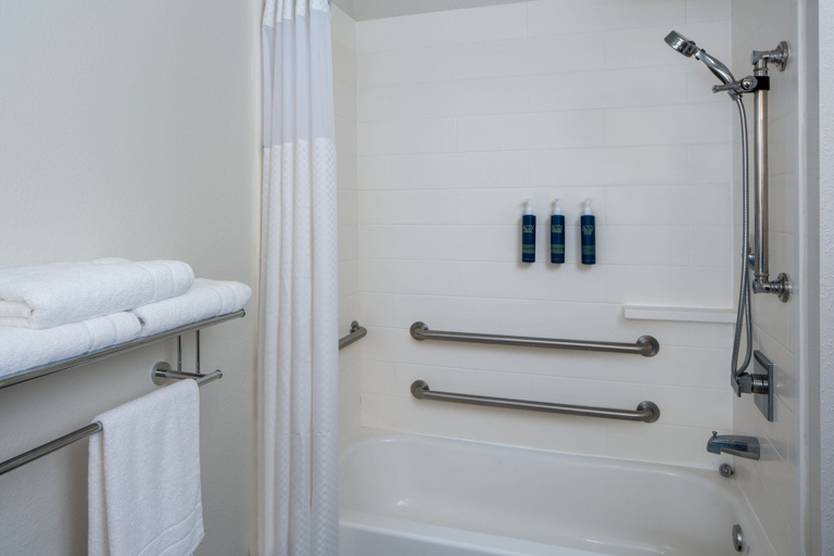 Bathroom 4, Four Points by Sheraton Alexandria, Rapides
