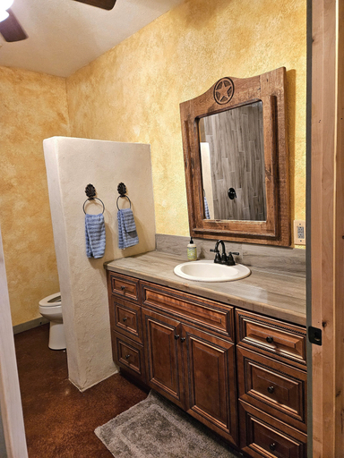 Bathroom 3, Breezy Hills Cottages, Gillespie