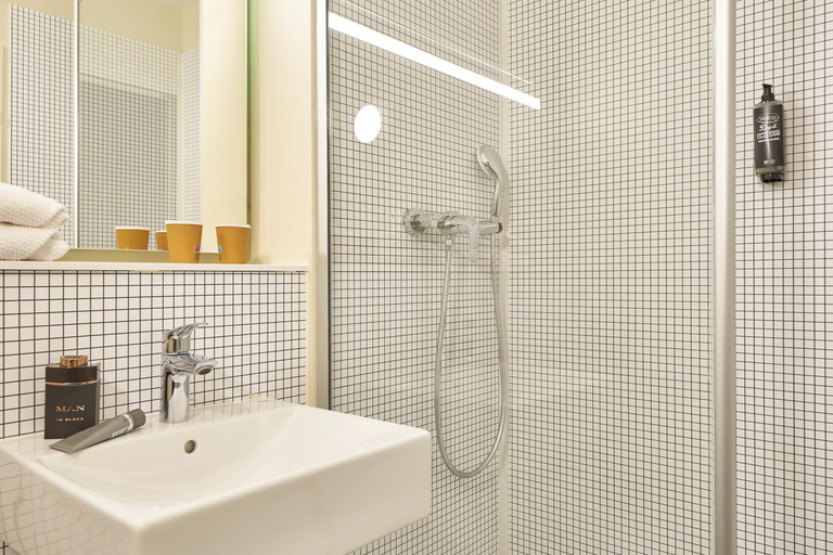 Bathroom 4, ibis budget Porte d'Aubervilliers, Seine-Saint-Denis