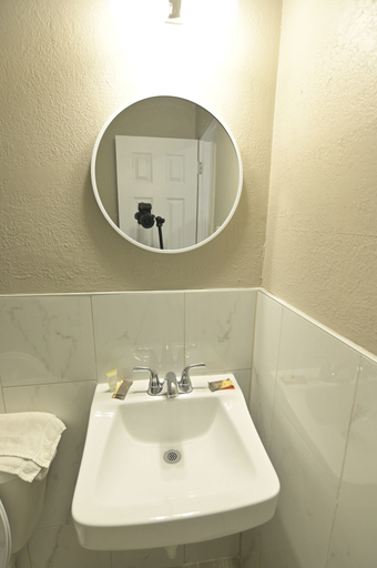 Bathroom 5, Deluxe Inn, Flagler