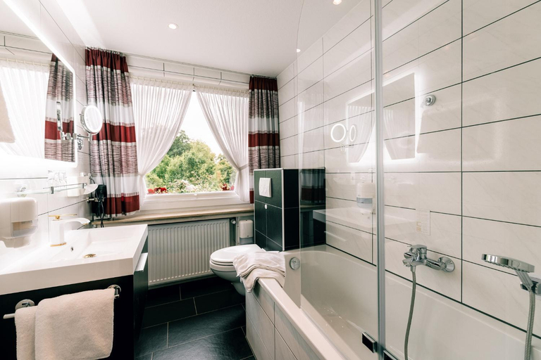 Bathroom 5, Hotel Hasenjager, Northeim