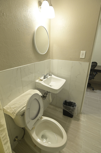 Bathroom 4, Deluxe Inn, Flagler