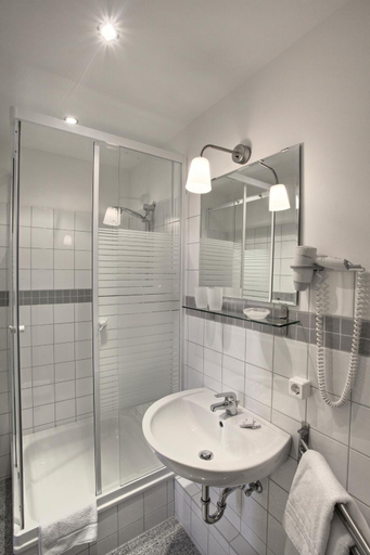 Bathroom 3, Hotel Abendstern, Berlin