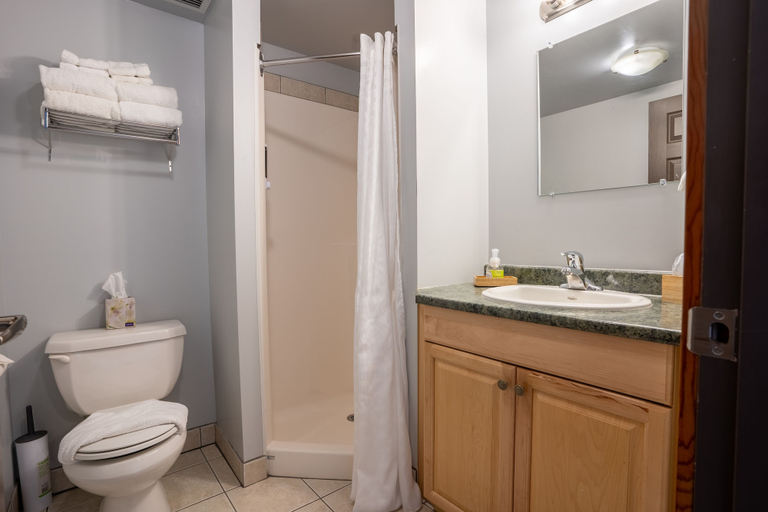 Bathroom 5, Basecamp Lodge Golden, Columbia-Shuswap