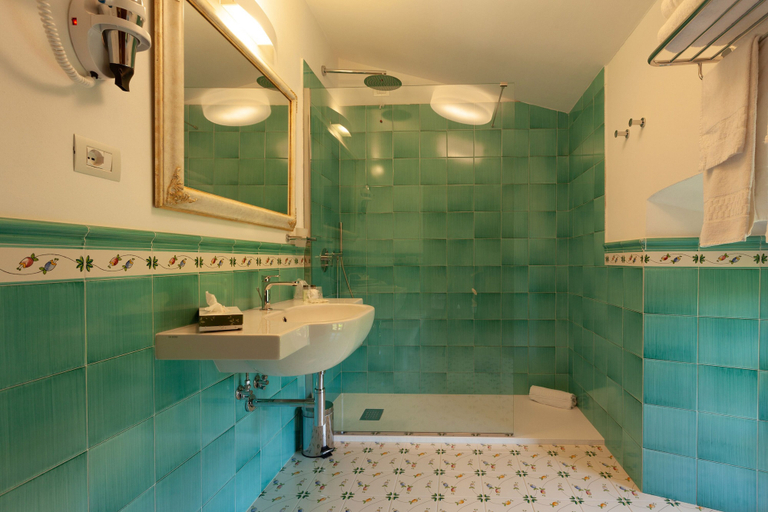Bathroom 5, Villa San Lucchese, Siena