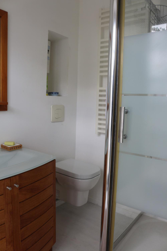 Bathroom, Chateau de Grandval - Sainte Mere Eglise, Manche