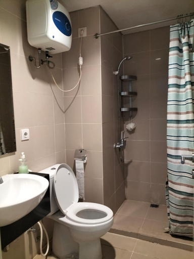 Bathroom 3, Apartemen Madison Park Near Central Park Mall , West Jakarta