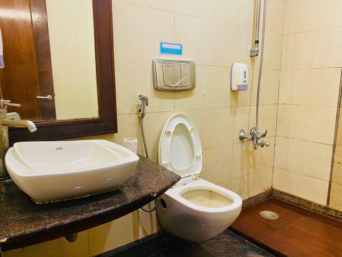 Bathroom 2, Qotel Hotel Pitampura, Delhi