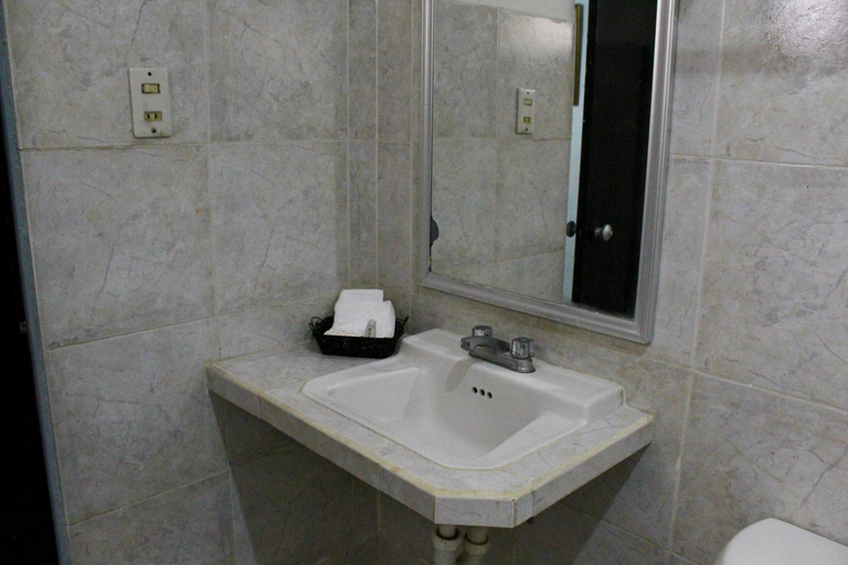 Bathroom 4, Hotel El Cid, Mérida