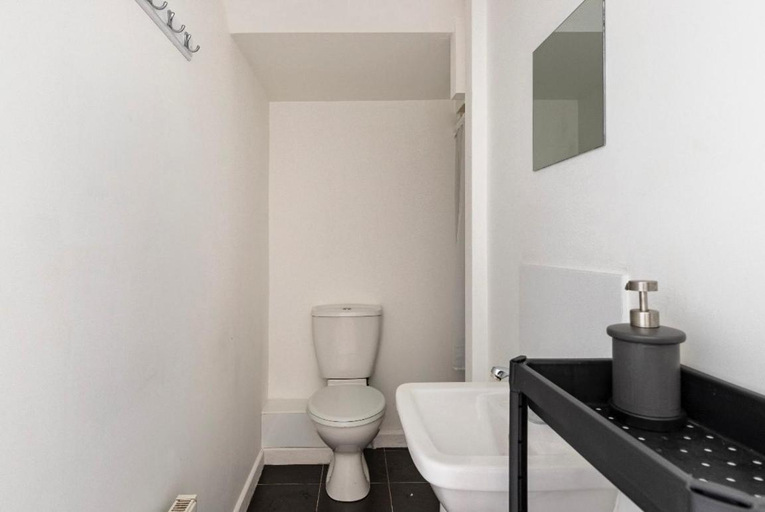 Bathroom 3, Town centre White House, Poole