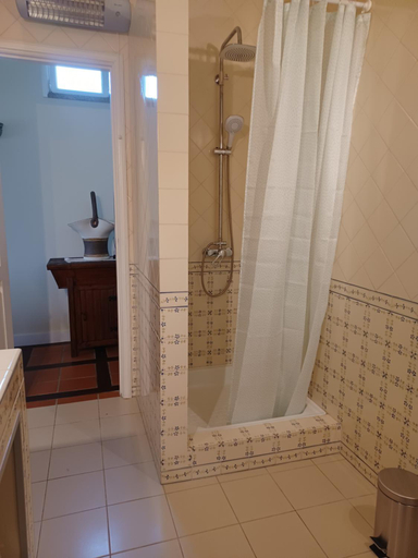 Bathroom 4, Quintinha dos Amores, Vila Verde