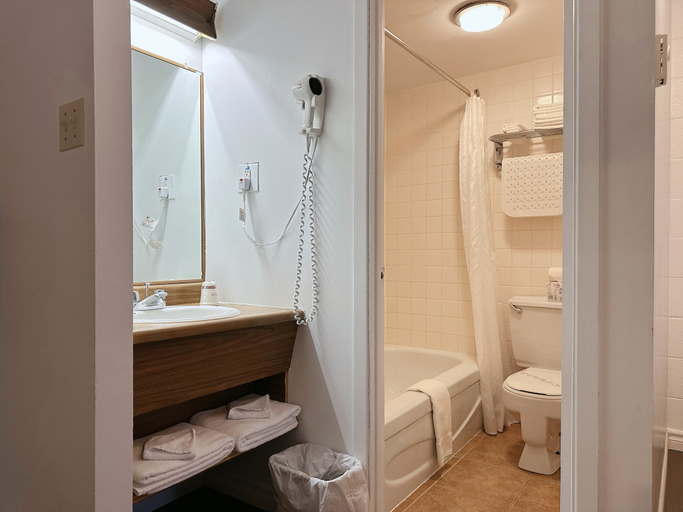 Bathroom 3, Hotel La Caravelle, Manicouagan