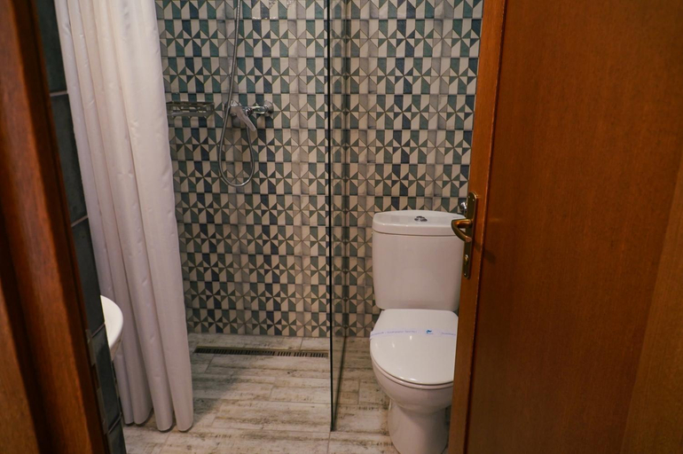Bathroom 2, Paleus Resort, Cetariu