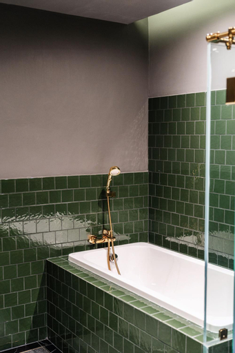 Bathroom 28