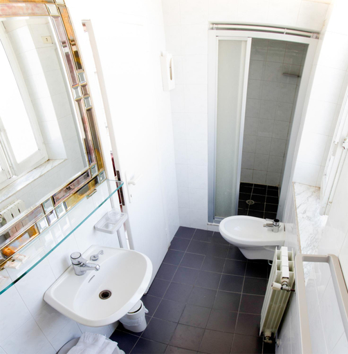 Bathroom 4, Hotel Regina, Lucca