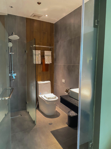 Bathroom 5, Valentino's Hotel, Mabalacat