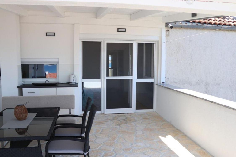 Others 4, Apartmani Adi Tkon, Tkon