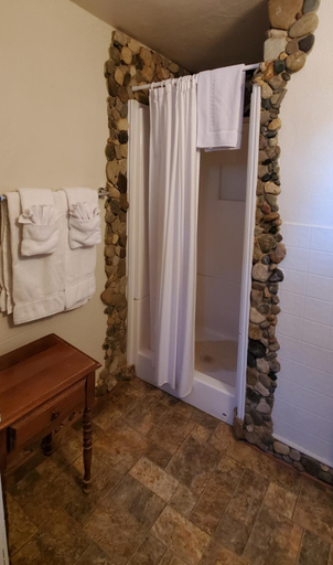 Bathroom 3, Hikers Cimarron Inn & RV Park LLC, Colfax
