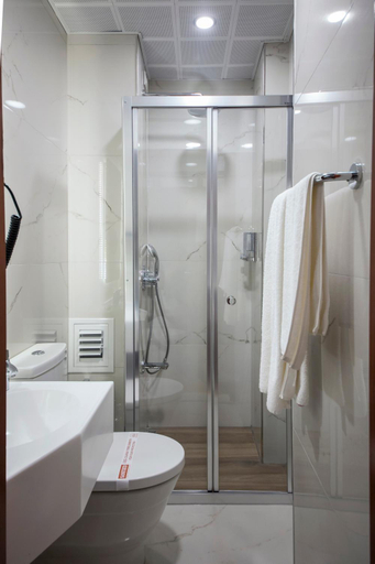 Bathroom 4, Vardar Palace Hotel, Beyoğlu