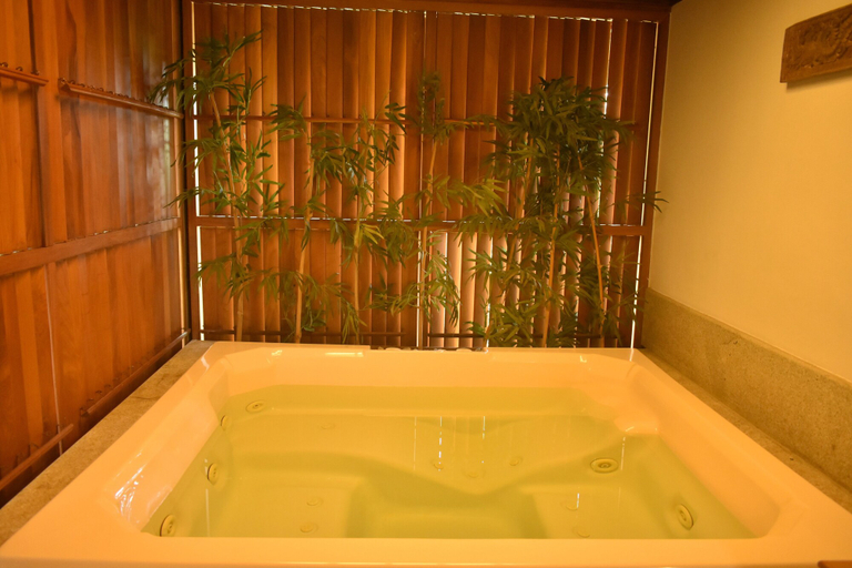 Bathroom 4, Kumarakom Lake Resort, Kottayam