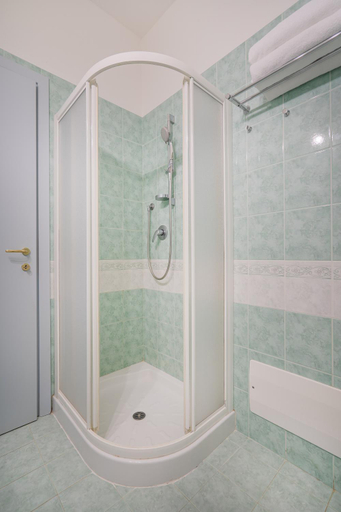 Bathroom 5, Hotel la Baja, Oristano