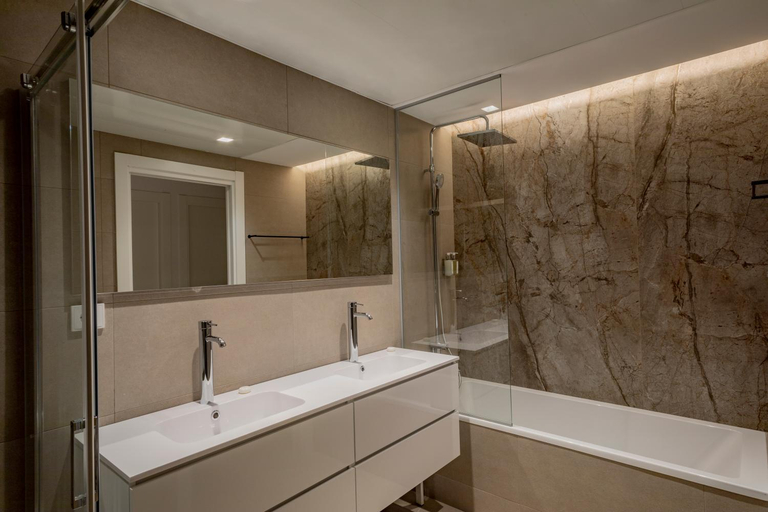 Bathroom 4, Europa Apartments, Barcelona