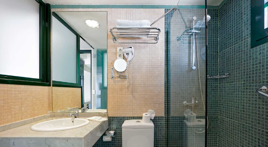 Bathroom 5, Relaxia Lanzaplaya, Las Palmas