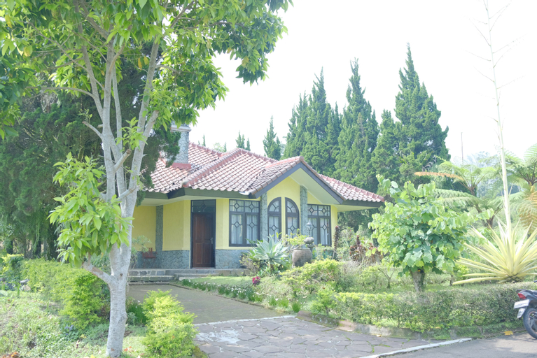 Villa ChavaMinerva Hanni Ciater with Private Pool, Subang