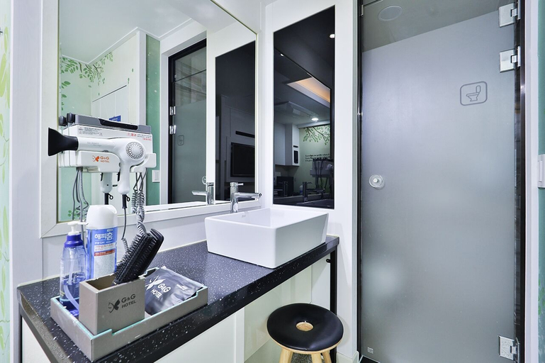 Bathroom 4, G&G Hotel, Jung
