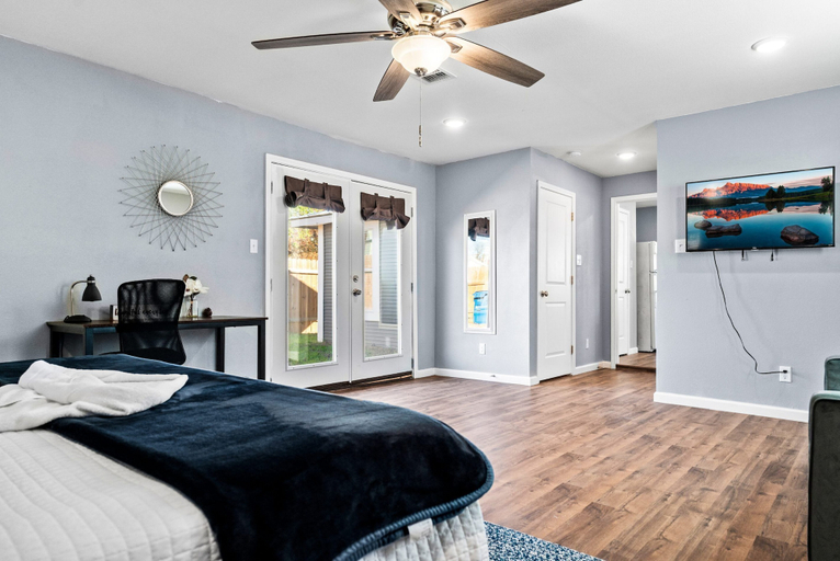 Bedroom 2, Step Into Comfort in This 3br/2ba Downtown Retreat, Bexar