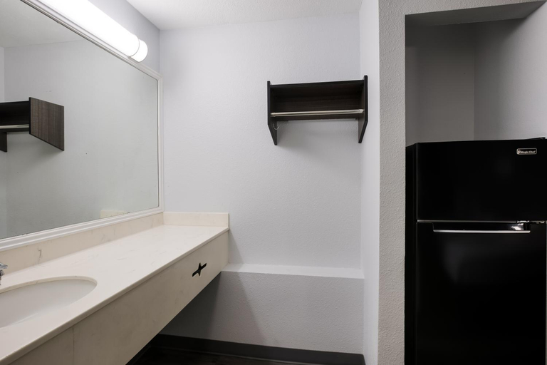 Bathroom 4, Suburban Studios Hinesville - Fort Stewart Area, Liberty